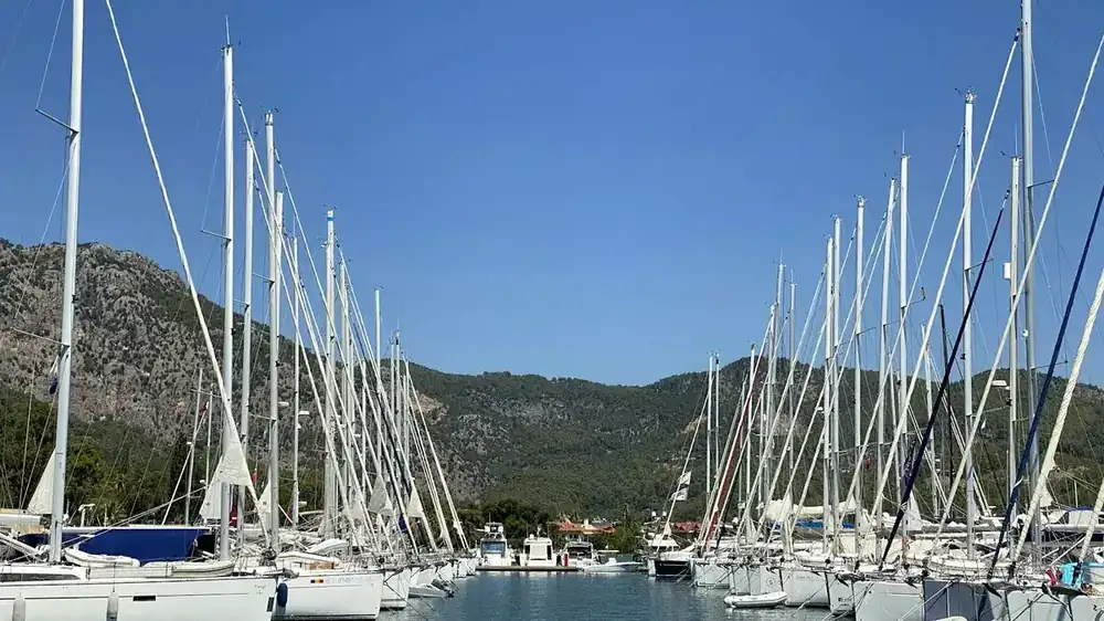 Göcek marinasında demirli yelkenliler